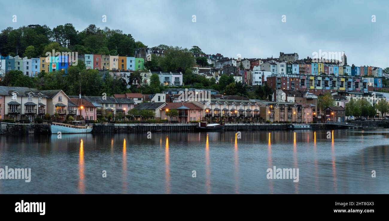 Farbenfrohe Reihenhäuser säumen einen Hügel über dem schwimmenden Hafen von Bristol. Stockfoto