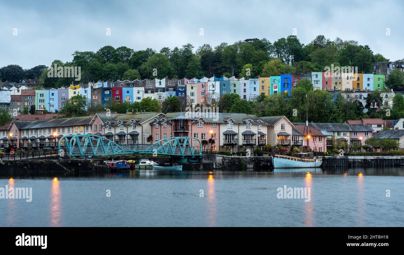 Farbenfrohe Reihenhäuser säumen einen Hügel über dem schwimmenden Hafen von Bristol. Stockfoto