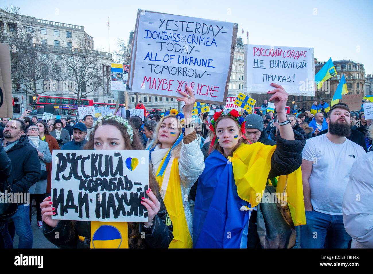 LONDON, 27 2022. FEBRUAR Frauen halten Plakate auf pro-ukrainische Demonstranten, um gegen Russlands Invasion der Ukraine auf dem Trafalgar Square zu protestieren. Kredit: Lucy North/Alamy Live Nachrichten Stockfoto