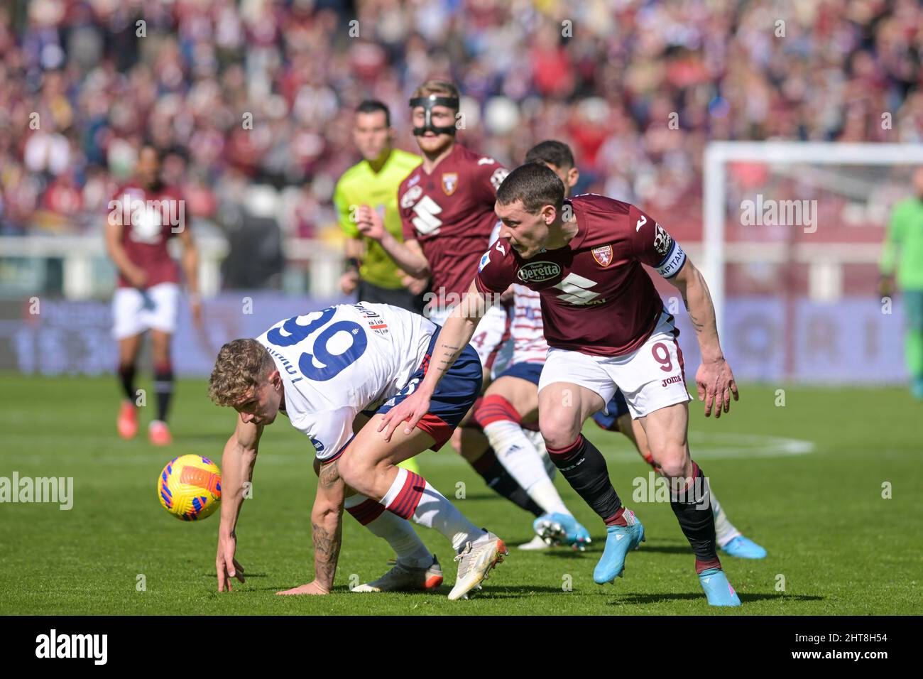 Andrea Belotti vom FC Turin, Matteo Lovato von Cagliari Calcio, während des Serie A-Spiels zwischen dem FC Turin und Cagliari Calcio am 26.. Februar 2022 im Stadio Grande Torino in Turin, Italien. Bild von Antonio Polia/Alphapress Stockfoto