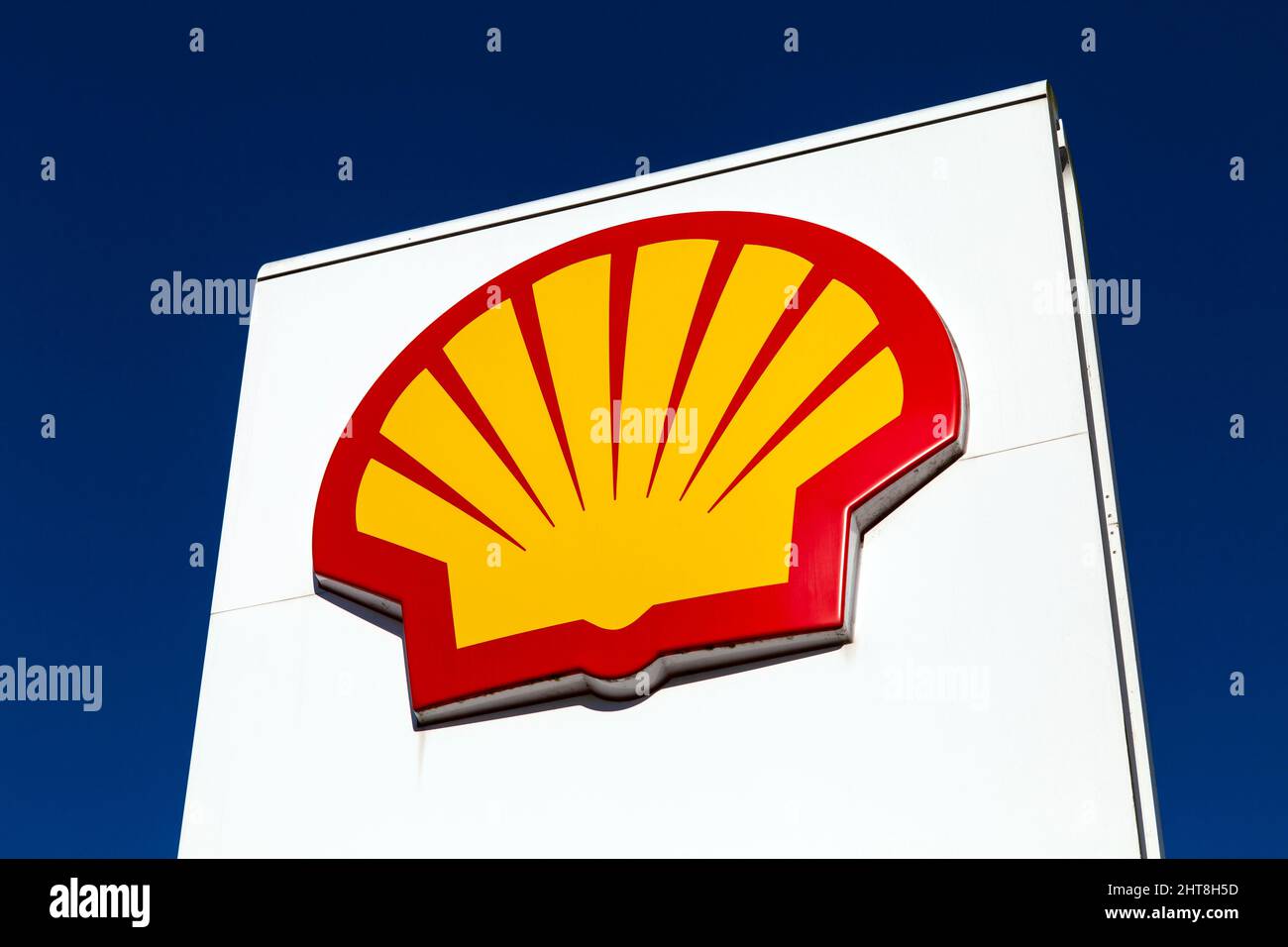Nahaufnahme des Logos der Shell-Ölgesellschaft an einer ihrer Tankstellen Stockfoto