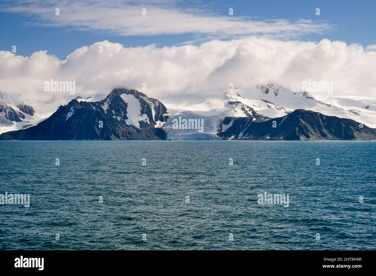 Eine malerische Aussicht auf die mit schneebedeckten Felsen bedeckte Elephant Island in der Antarktis Stockfoto