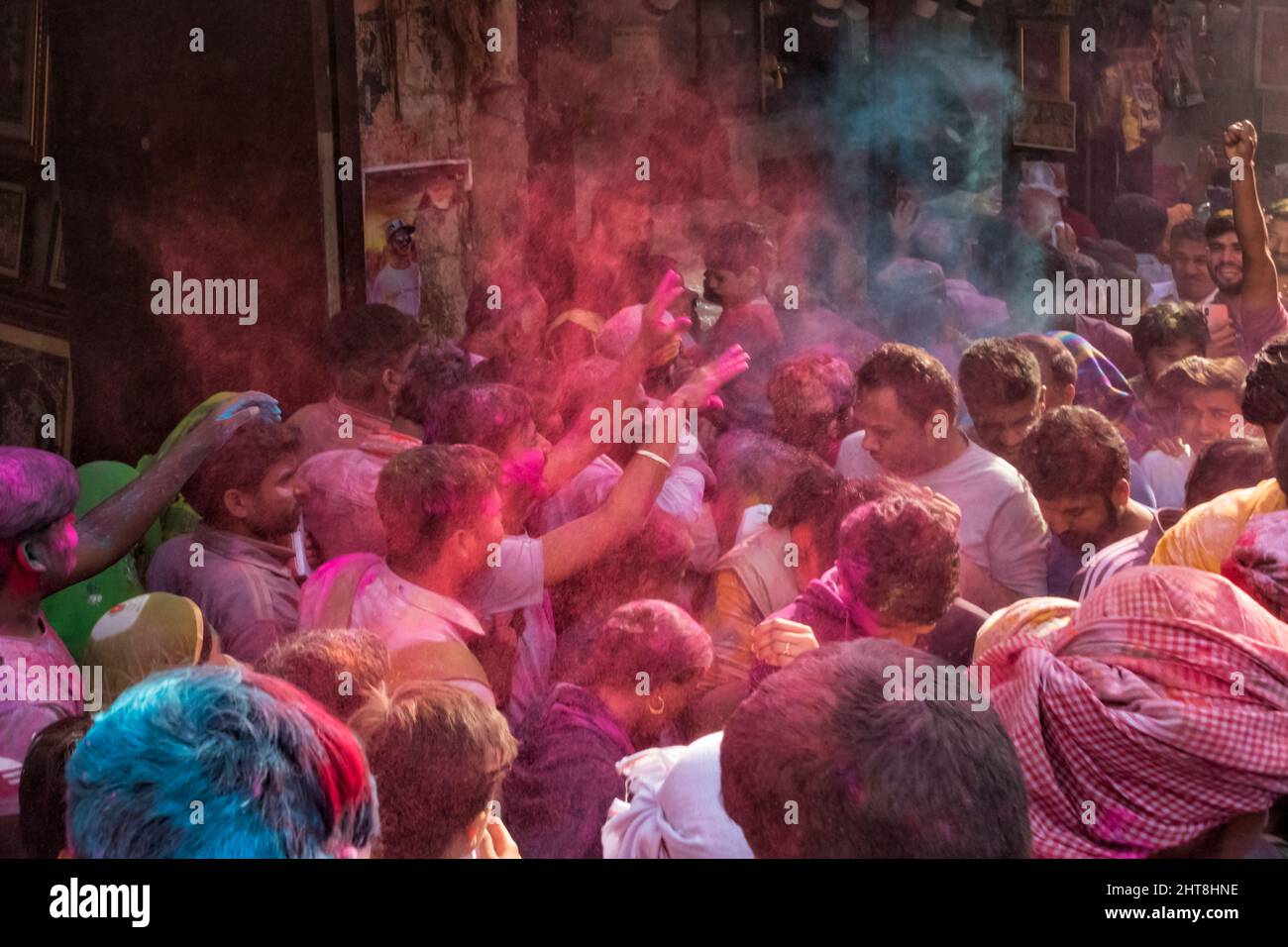 Publikum feiert Holi Festival im Banke Bihari Tempel, Vrindavan, Mathura District, Uttar Pradesh, Indien Stockfoto