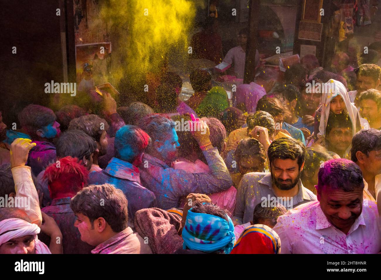 Publikum feiert Holi Festival im Banke Bihari Tempel, Vrindavan, Mathura District, Uttar Pradesh, Indien Stockfoto