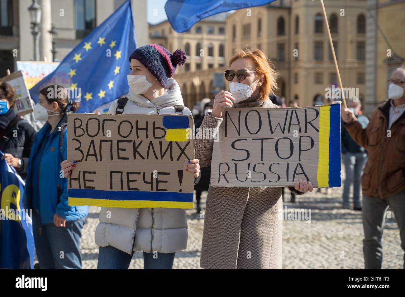 München, Deutschland. 27.. Februar 2022. Teilnehmer mit Schilder. Am 27. Februar 2022 versammelten sich mehr als 2000 Teilnehmer am Max-Joseph-Platz in München, um ihre Solidarität mit der Ukraine zu zeigen. Die Demonstranten forderten den sofortigen Abzug der russischen Truppen, eine politische Lösung des Konflikts, die Unterstützung der deutschen Regierung und sofortige Sanktionen gegen Russland. (Foto: Alexander Pohl/Sipa USA) Quelle: SIPA USA/Alamy Live News Stockfoto