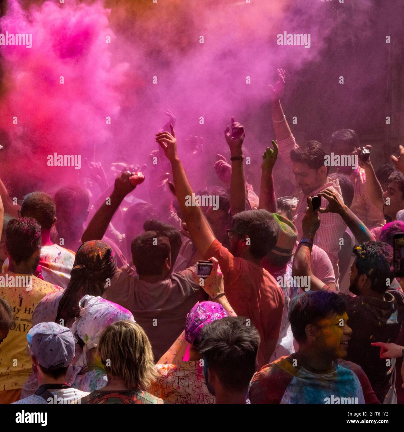 Publikum feiert Holi Festival, Mathura, Uttar Pradesh, Indien Stockfoto