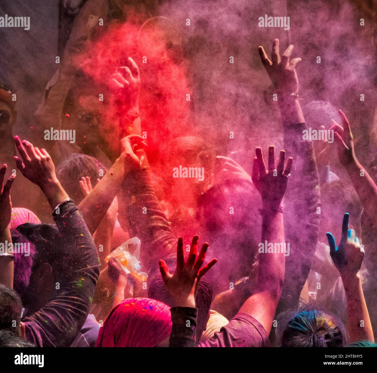 Publikum feiert Holi Festival, Mathura, Uttar Pradesh, Indien Stockfoto