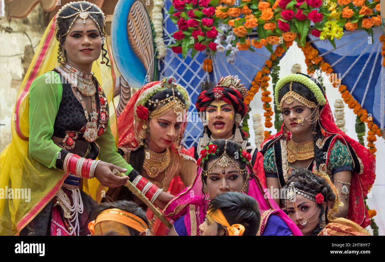 Schweben Sie mit Mädchen, die als Krishna gekleidet sind und Holi Festival, Mathura, Uttar Pradesh, Indien, feiern Stockfoto