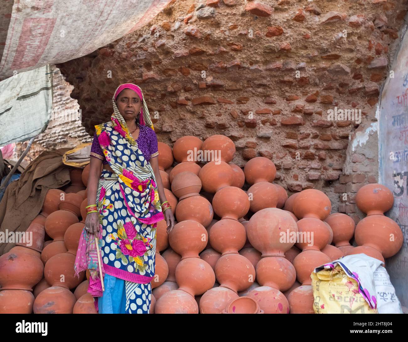 Frau, die Töpferwaren auf der Straße verkauft, Mathura, Uttar Pradesh, Indien Stockfoto