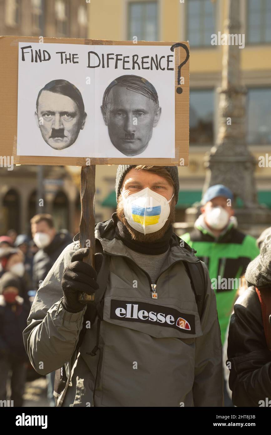 München, Deutschland. 27.. Februar 2022. Teilnehmer mit Unterschrift. Am 27. Februar 2022 versammelten sich mehr als 2000 Teilnehmer am Max-Joseph-Platz in München, um ihre Solidarität mit der Ukraine zu zeigen. Die Demonstranten forderten den sofortigen Abzug der russischen Truppen, eine politische Lösung des Konflikts, die Unterstützung der deutschen Regierung und sofortige Sanktionen gegen Russland. (Foto: Alexander Pohl/Sipa USA) Quelle: SIPA USA/Alamy Live News Stockfoto