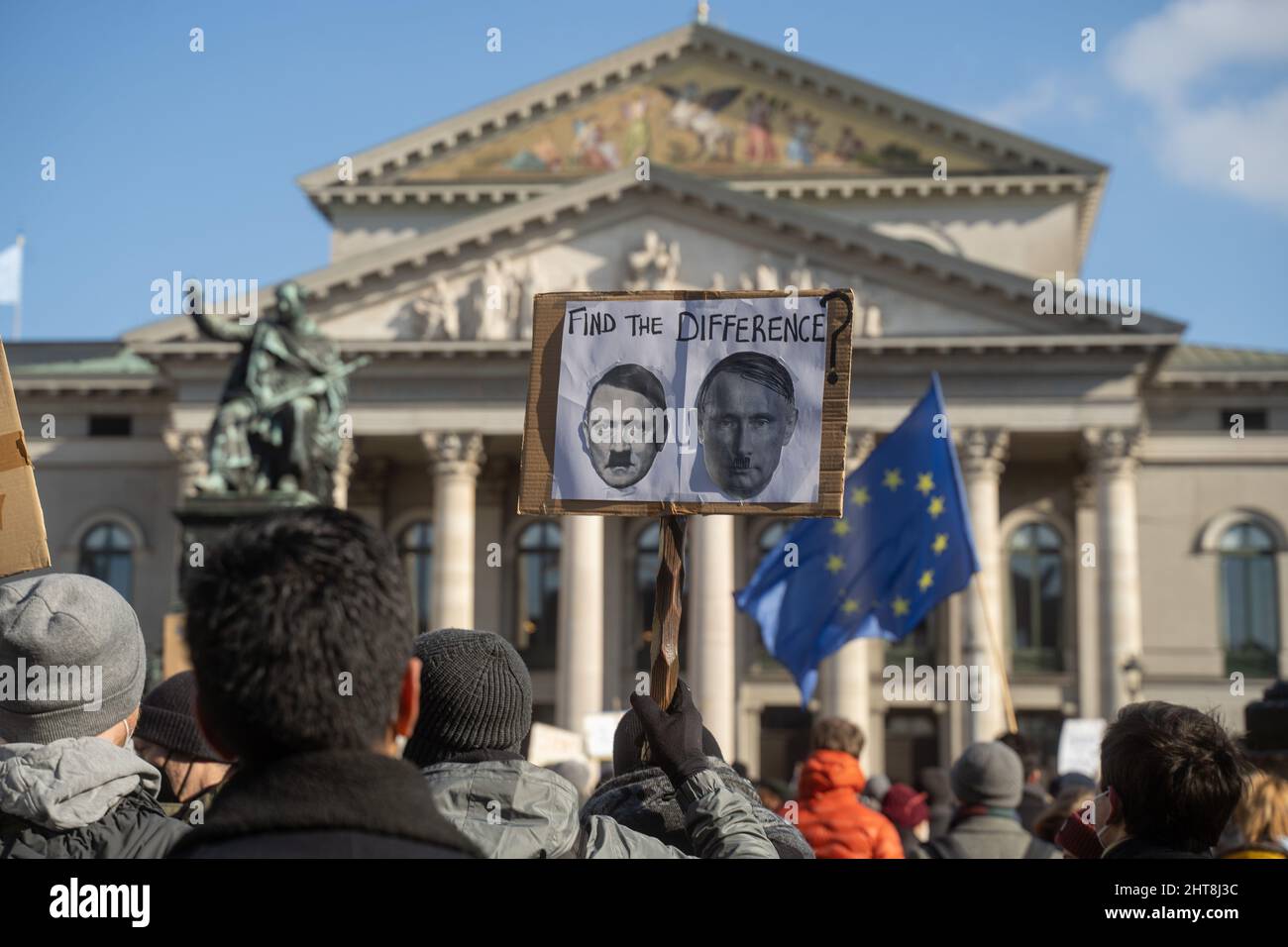 München, Deutschland. 27.. Februar 2022. Teilnehmer mit Unterschrift. Am 27. Februar 2022 versammelten sich mehr als 2000 Teilnehmer am Max-Joseph-Platz in München, um ihre Solidarität mit der Ukraine zu zeigen. Die Demonstranten forderten den sofortigen Abzug der russischen Truppen, eine politische Lösung des Konflikts, die Unterstützung der deutschen Regierung und sofortige Sanktionen gegen Russland. (Foto: Alexander Pohl/Sipa USA) Quelle: SIPA USA/Alamy Live News Stockfoto