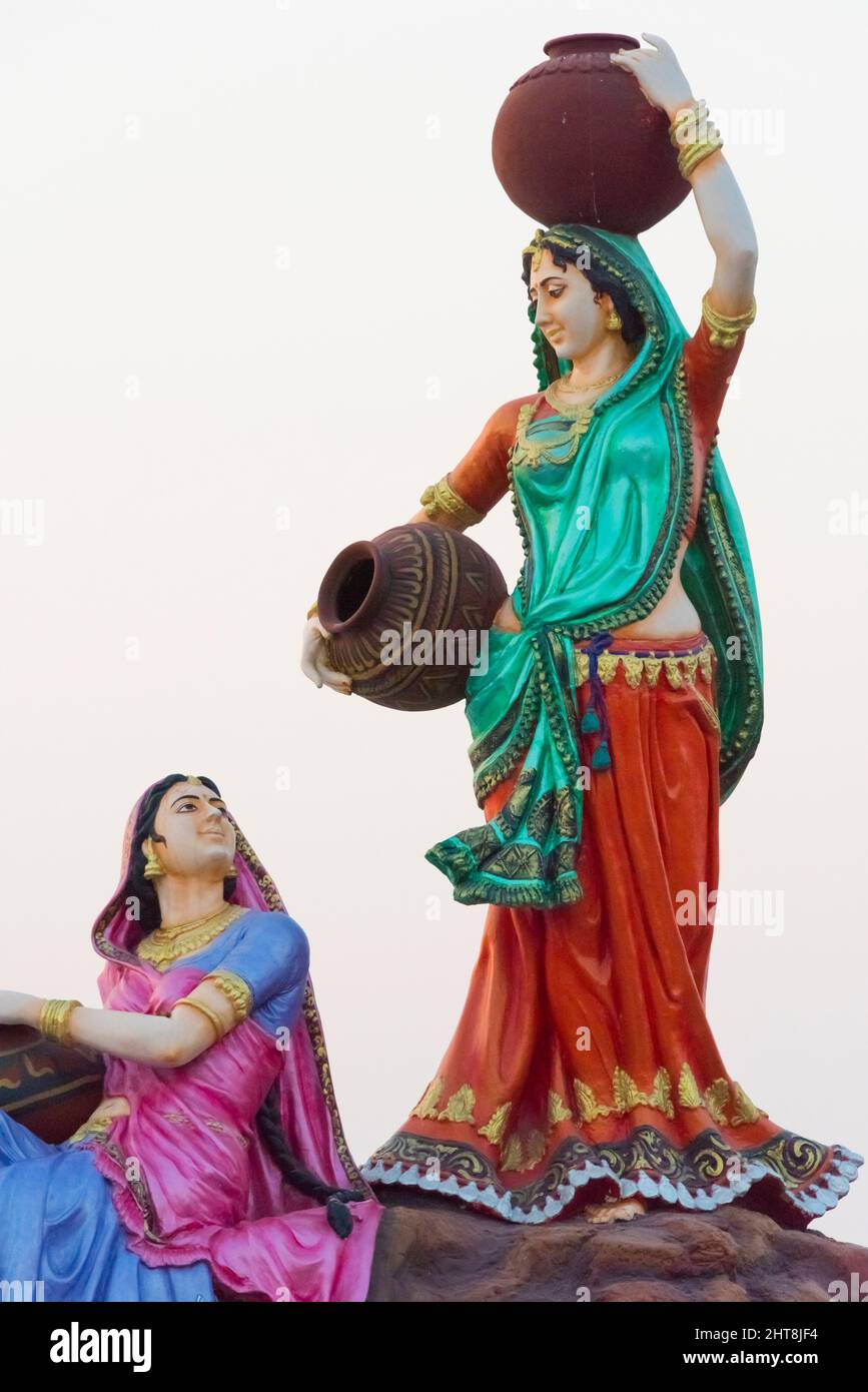 Figuren von Krishna und seinen Anhängern in Prem Mandir, Vrindavan, Bezirk Mathura, Uttar Pradesh, Indien Stockfoto