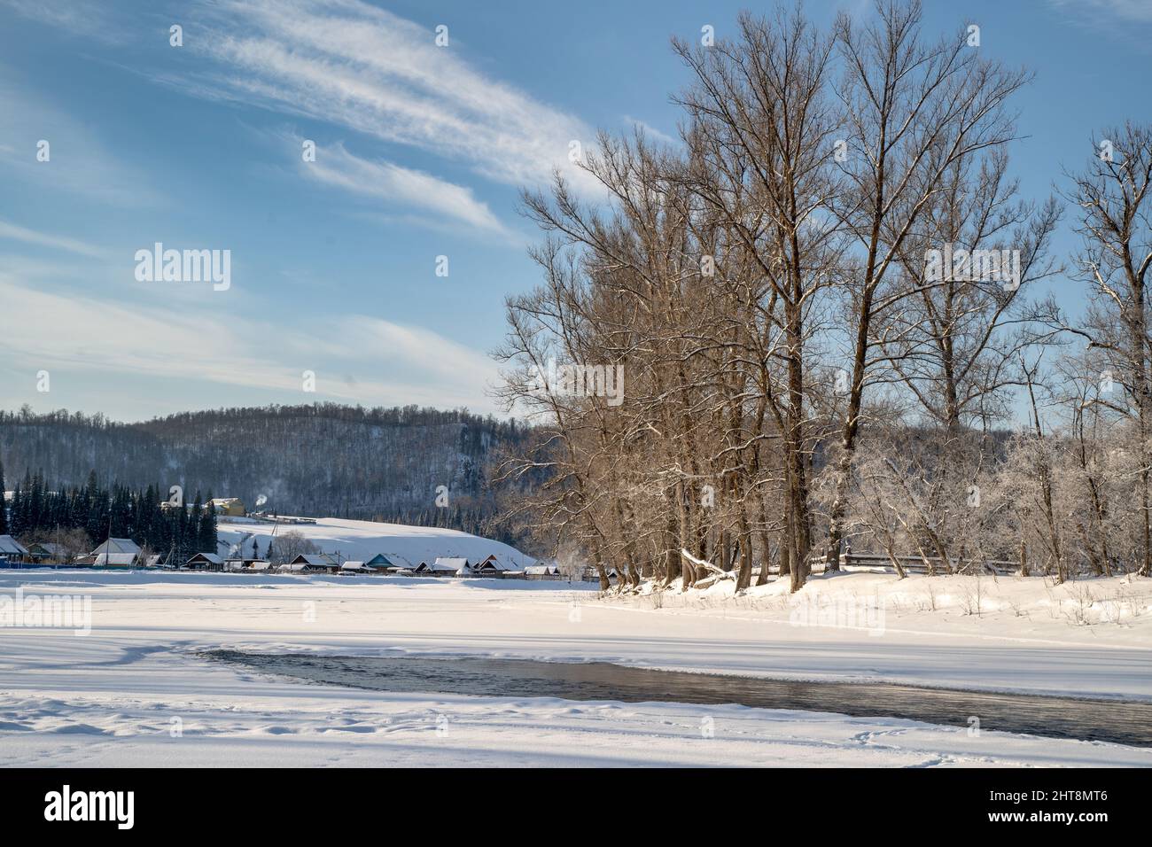 Heller Wintertag im Freien in einem Park mit Schnee bedeckt die Landschaften Stockfoto