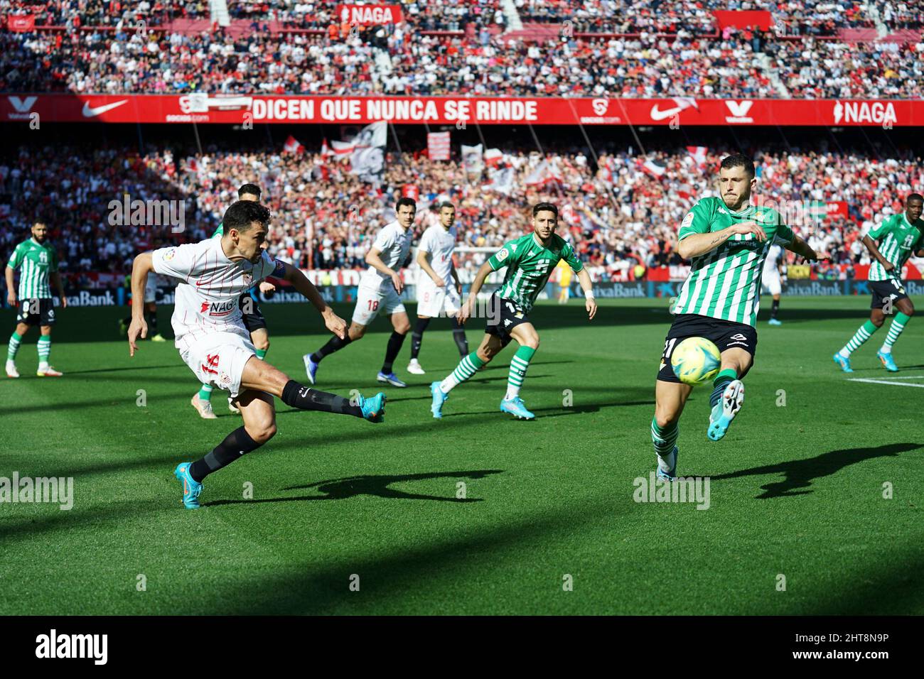 Sevilla, Spanien. 27.. Februar 2022. Jesus Navas (L) aus Sevilla und Guido Rodriguez (R) aus Real Betis in Aktion während des LaLiga Santander 2021/2022-Spiels zwischen dem FC Sevilla und Real Betis im Stadion Ramon Sanchez-Pizjuan.Endstand; Sevilla 2:1 Real Betis. Kredit: SOPA Images Limited/Alamy Live Nachrichten Stockfoto