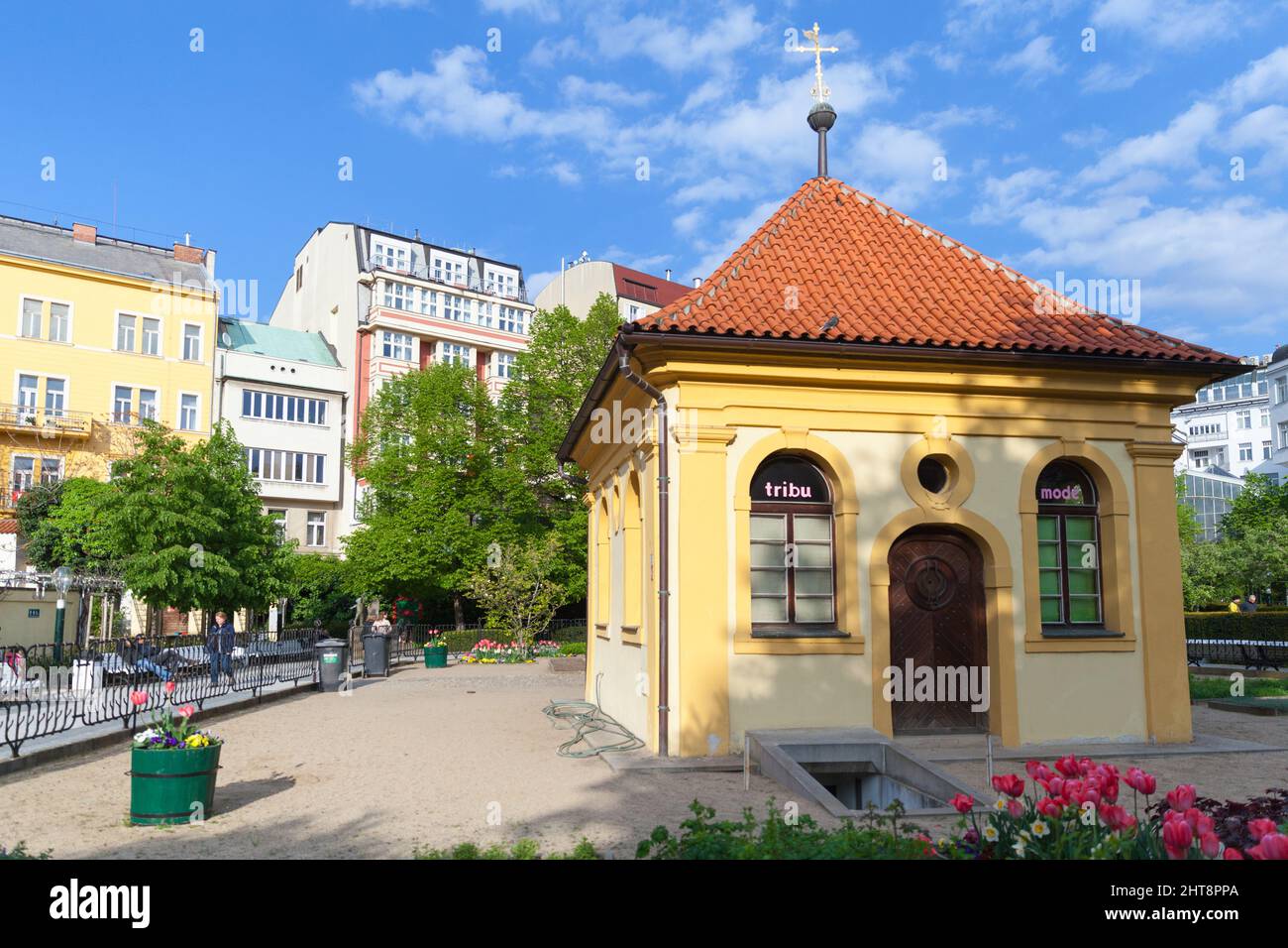 Prag, Tschechische Republik - 30. April 2017: Blick auf den Franziskanergarten an einem sonnigen Tag Stockfoto