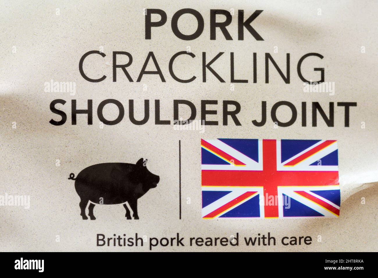 Etikett mit britischem Schweinefleisch auf eingewickeltem Schweinefleisch im Supermarkt. Stockfoto