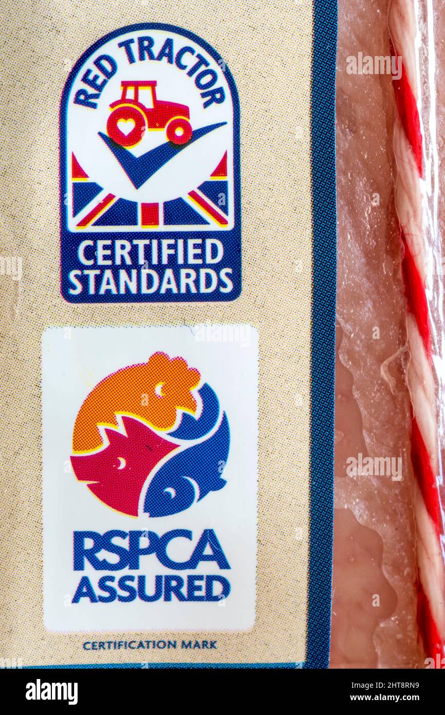 RSPCA Assured und Red Tractor Certified Standards Labels auf einem in Schrumpffolie verpackten Fleischstück in einem Supermarkt. Stockfoto