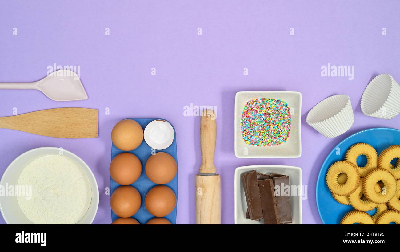 Zutaten für Cookies auf pastellviolettem Hintergrund. Flat Lay kreatives Food-Konzept. Kopieren von Speicherplatz Stockfoto