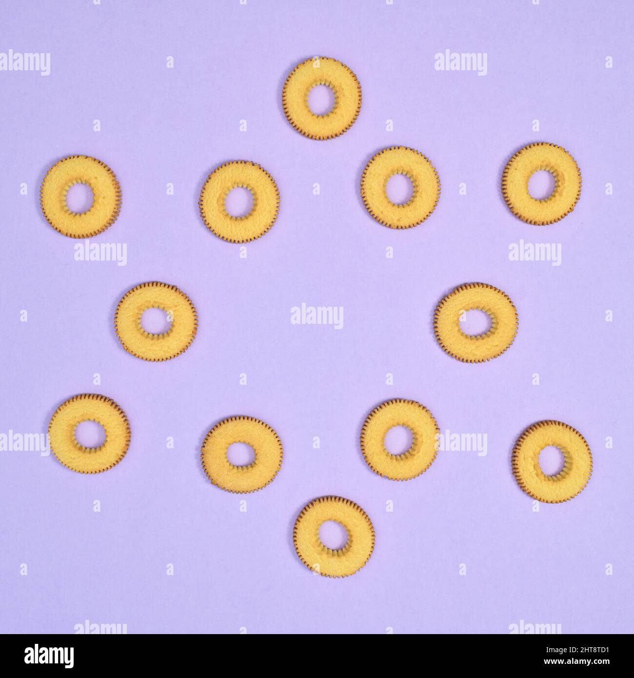 Süße Kekse auf pastellviolettem Hintergrund. Flach legen minimal Stockfoto