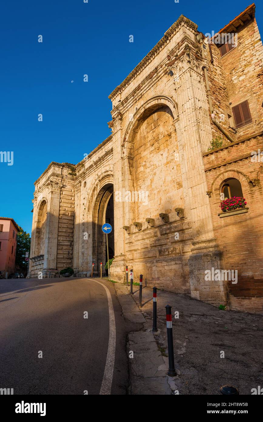 Porta San Pietro (St. Peter's Gate), ein Renaissance-Tor aus dem 15.. Jahrhundert in der alten Stadtmauer von Perugia Stockfoto