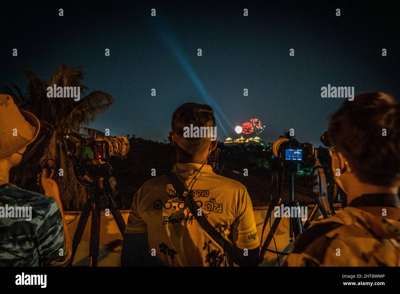 Petchaburi, Thailand. 27.. Februar 2022. Lokale Fotografen fotografieren auf einer Brücke während eines Feuerwerks in Petchaburi.das Phra Nakhon Khiri Festival findet in Petchaburi, Thailand statt. Das jährliche Fest zum Gedenken an König Rama IV. Umfasst eine Licht- und Feuerwerksanzeige rund um Phra That Chom Phet Chedi im Phra Nakhon Khiri Historial Park, einem ehemaligen königlichen Sommerpalast. Kredit: SOPA Images Limited/Alamy Live Nachrichten Stockfoto