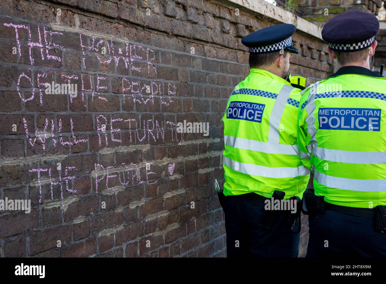 London, Großbritannien, 27.. Februar 2022 "die Macht des Volkes wird zum Volk zurückkehren" steht an der Wand der russischen Botschaft, während sich Menschen versammeln, um gegen die jüngsten Angriffe Russlands auf die Ukraine zu protestieren. Stockfoto