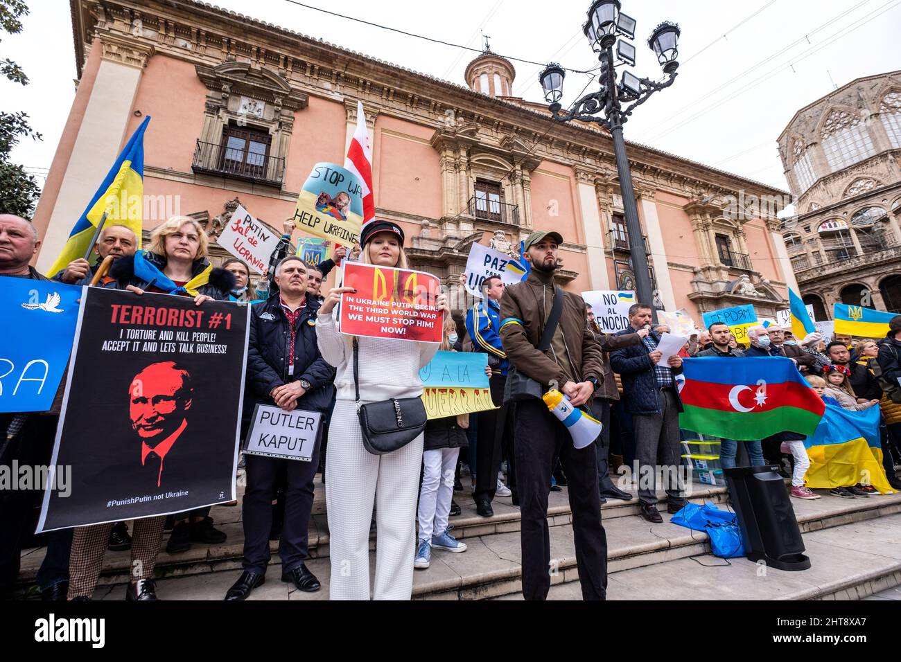 Valencia, Spanien; 27.. Februar 2022: Demonstranten protestieren während einer Demonstration gegen die russische Invasion in der Ukraine gegen den Krieg. Quelle: Media+Media/Alamy Live News Stockfoto