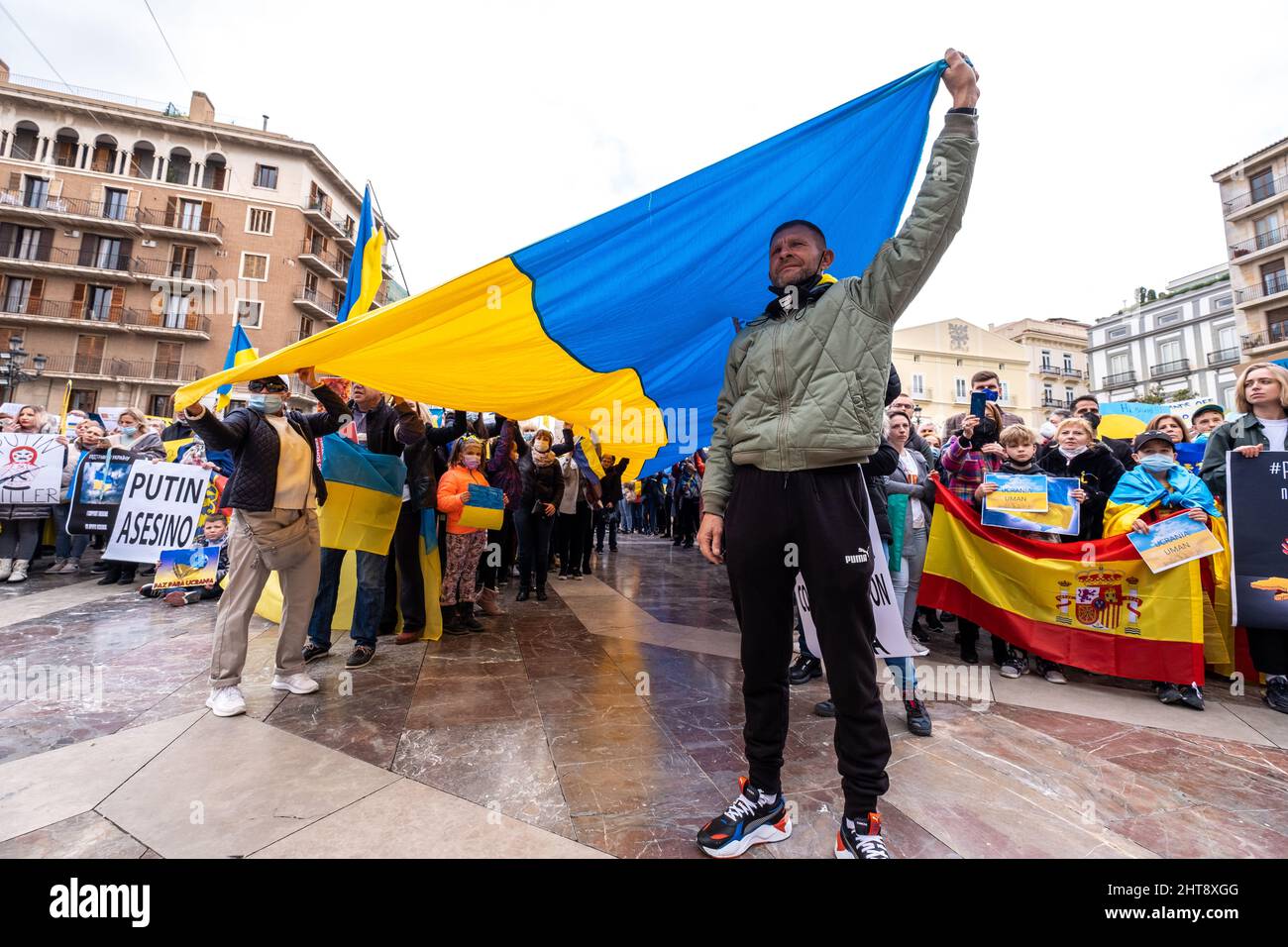 Valencia, Spanien; 27.. Februar 2022: Demonstranten protestieren während einer Demonstration gegen die russische Invasion in der Ukraine gegen den Krieg. Quelle: Media+Media/Alamy Live News Stockfoto