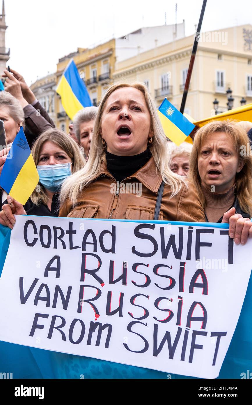 Valencia, Spanien; 27.. Februar 2022: Ein Protestler zeigt während der Demonstration gegen die russische Invasion in der Ukraine ein Anti-Kriegs-Zeichen. Quelle: Media+Media/Alamy Live News Stockfoto