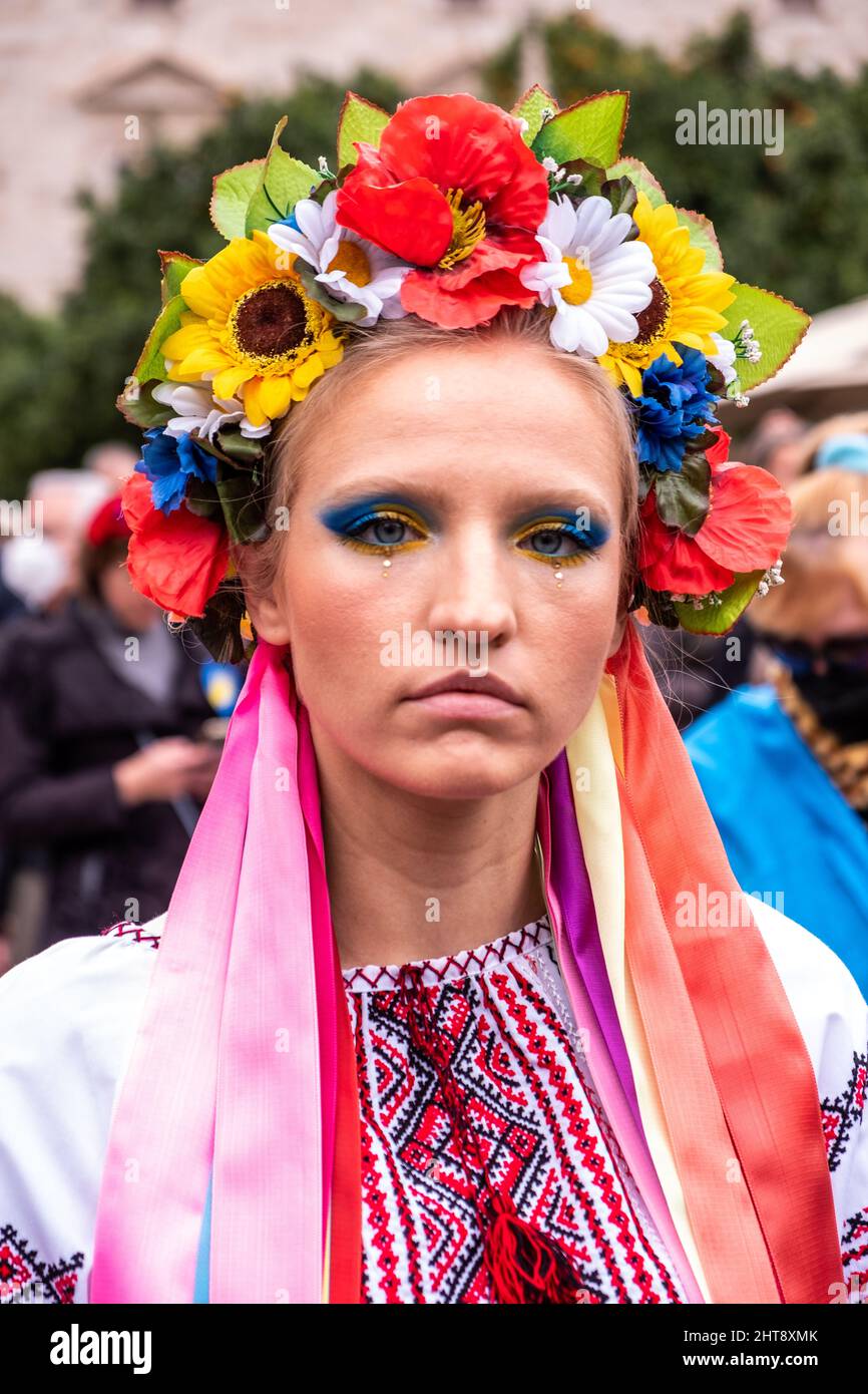 Valencia, Spanien; 27.. Feb 2022: Porträt einer Frau in traditioneller ukrainischer Nationaltracht während einer Demonstration gegen die russische Invasion in der Ukraine. Quelle: Media+Media/Alamy Live News Stockfoto