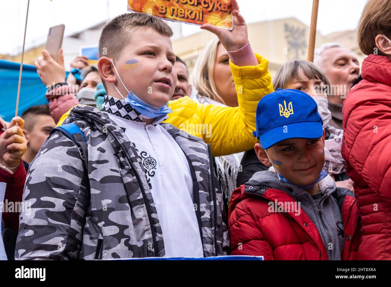 Valencia, Spanien; 27.. Februar 2022: Demonstranten protestieren während einer Demonstration gegen die russische Invasion in der Ukraine gegen den Krieg. Einige Kinder waren ebenfalls anwesend. Quelle: Media+Media/Alamy Live News Stockfoto