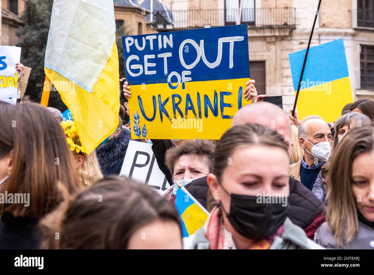 Valencia, Spanien; 27.. Februar 2022: Demonstranten protestieren während einer Demonstration gegen die russische Invasion in der Ukraine gegen den Krieg. Quelle: Media+Media/Alamy Live News Stockfoto