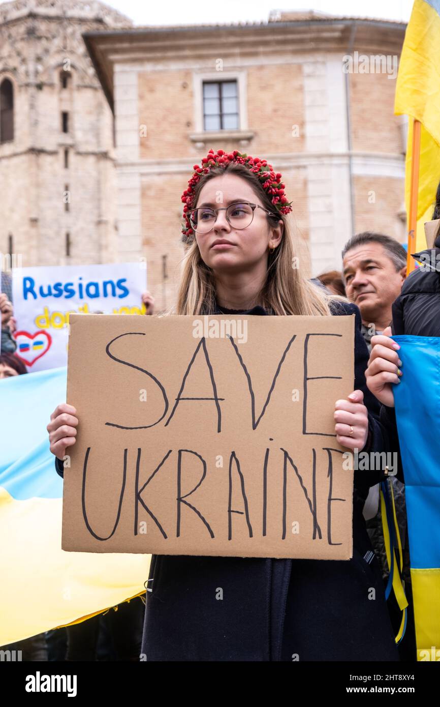 Valencia, Spanien; 27.. Februar 2022: Ein Protestler zeigt während der Demonstration gegen die russische Invasion in der Ukraine ein Anti-Kriegs-Zeichen. Quelle: Media+Media/Alamy Live News Stockfoto