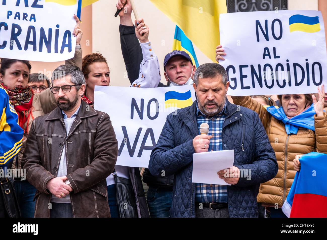 Valencia, Spanien; 27.. Februar 2022: Demonstranten protestieren während einer Demonstration gegen die russische Invasion in der Ukraine gegen den Krieg. Quelle: Media+Media/Alamy Live News Stockfoto