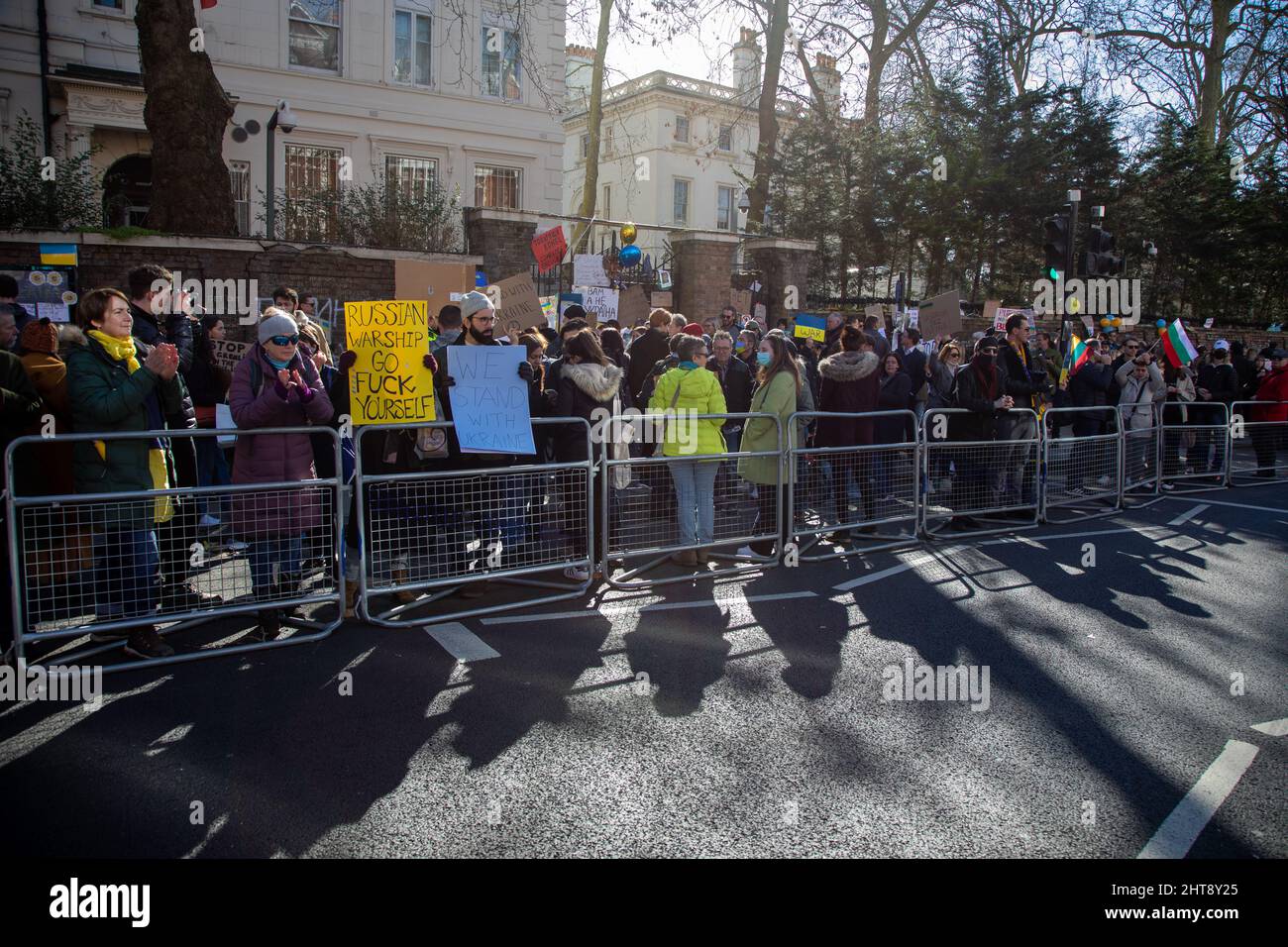 London, Großbritannien, 27.. Februar 2022 Menschen versammelten sich vor der russischen Botschaft in London, um gegen die jüngsten Angriffe Russlands auf die Ukraine zu protestieren. Stockfoto