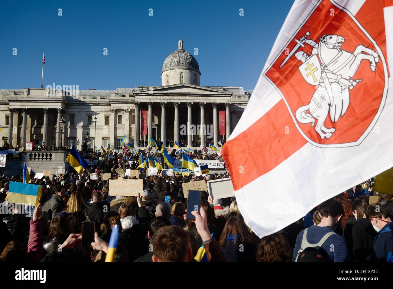 Menschenmenge, die gegen die russische Invasion in der Ukraine protestiert, Demokratieflagge von Belarus, Trafalgar Square, National Gallery, London, Großbritannien, 27. Februar 2022 Stockfoto