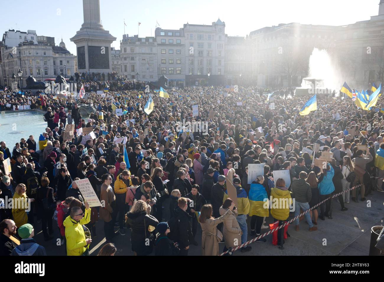 Menschenmenge protestiert gegen die russische Invasion in der Ukraine, Trafalgar Square, London, Großbritannien, 27. Februar 2022 Stockfoto