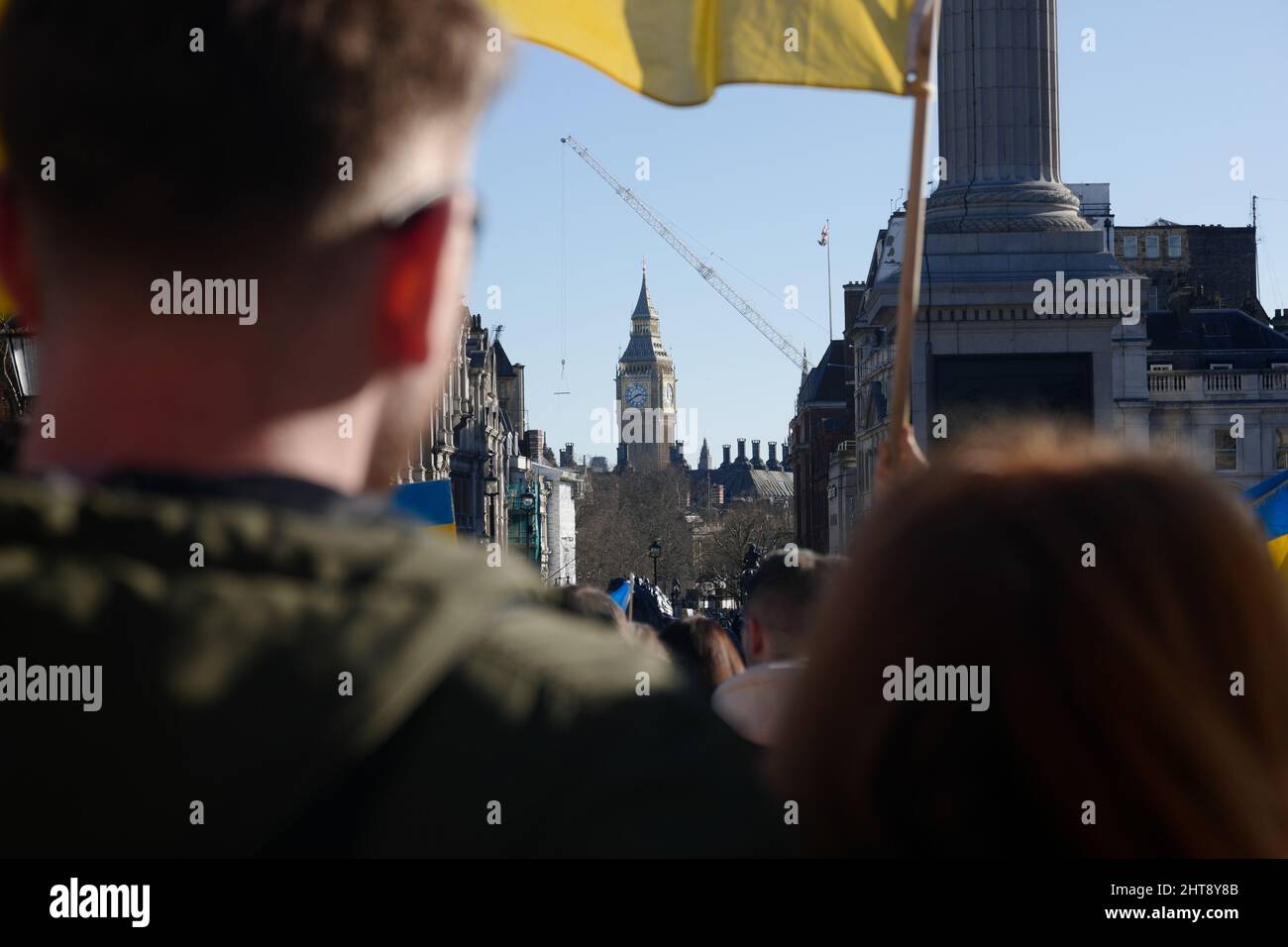 Protest gegen die russische Invasion in der Ukraine, Trafalgar Square, Parlament (Big Ben) in der Ferne, London, Großbritannien, 27. Februar 2022 Stockfoto