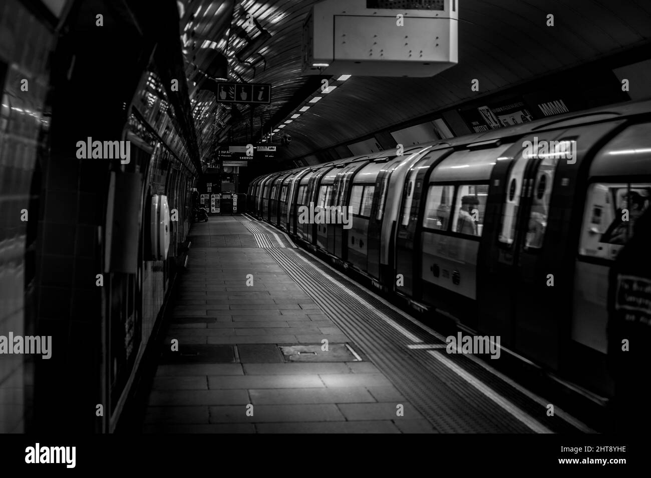 Eine Graustufenaufnahme eines Zuges in der U-Bahn in London Stockfoto