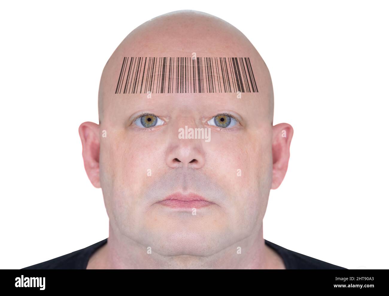 Futuristische Darstellung des Gesichts eines Mannes mit einem Barcode auf seiner Stirn. Konzeptuelles Bild der Kontrolle der Bevölkerung. Der Barcode enthält den Text „Ge Stockfoto