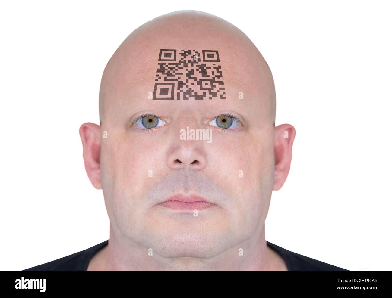 Futuristische Darstellung des Gesichts eines Mannes mit einem Barcode auf seiner Stirn. Konzeptuelles Bild der Kontrolle der Bevölkerung. Der QR-Code enthält den Text „gen Stockfoto