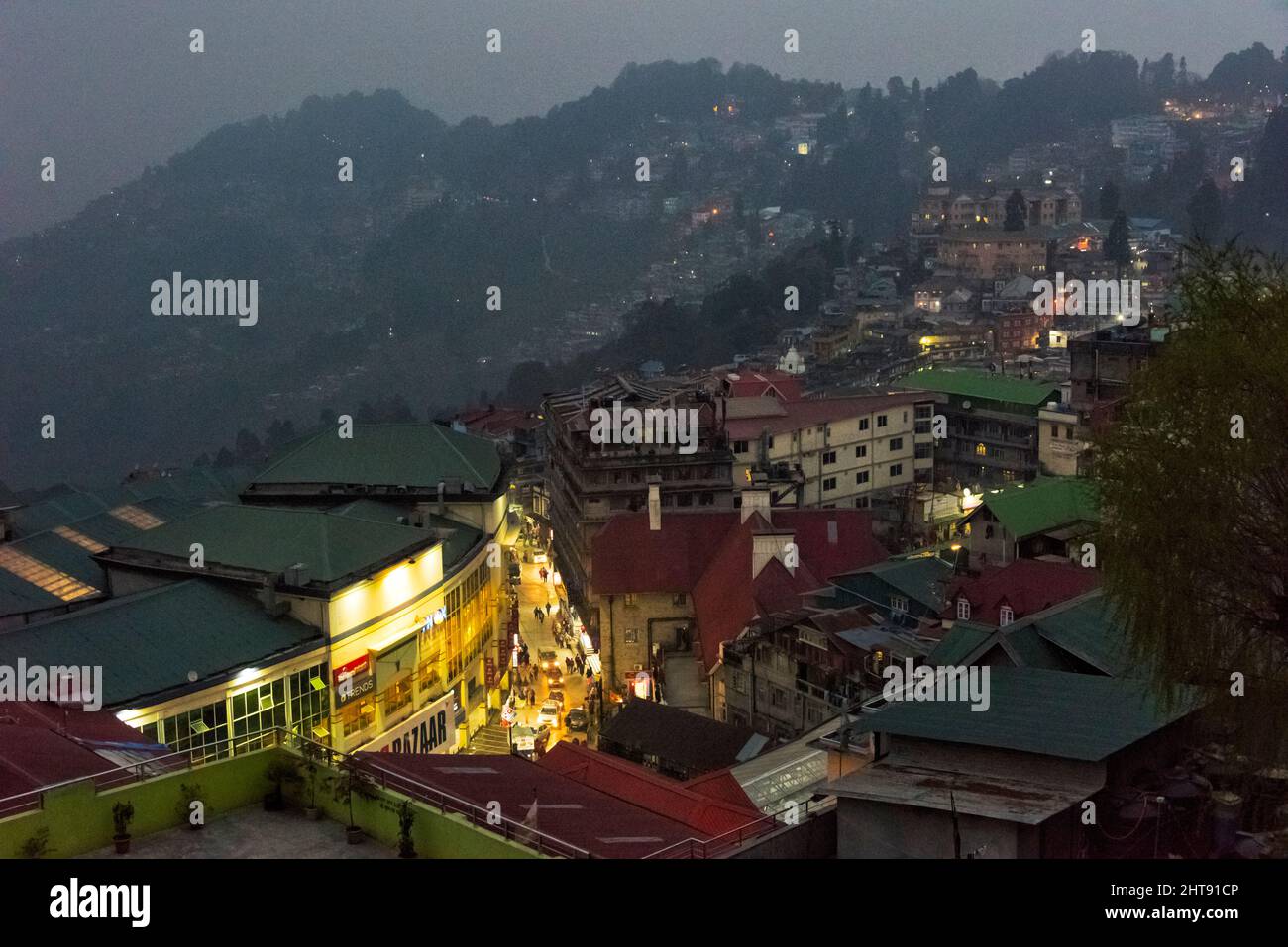 Nachtansicht der Häuser am Hang, Darjeeling, Westbengalen, Indien Stockfoto