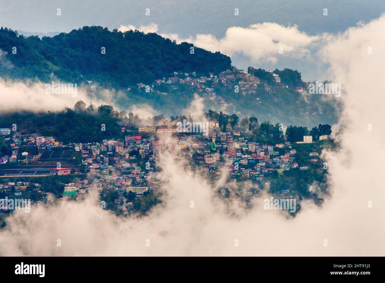 Darjeeling am Hang im Himalaya im Morgennebel, Westbengalen, Indien Stockfoto
