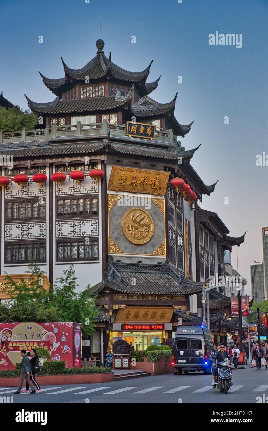 Eine vertikale Aufnahme eines wunderschönen chinesischen Gebäudes in der Nähe des Yu-Gartens in Shanghai, China Stockfoto