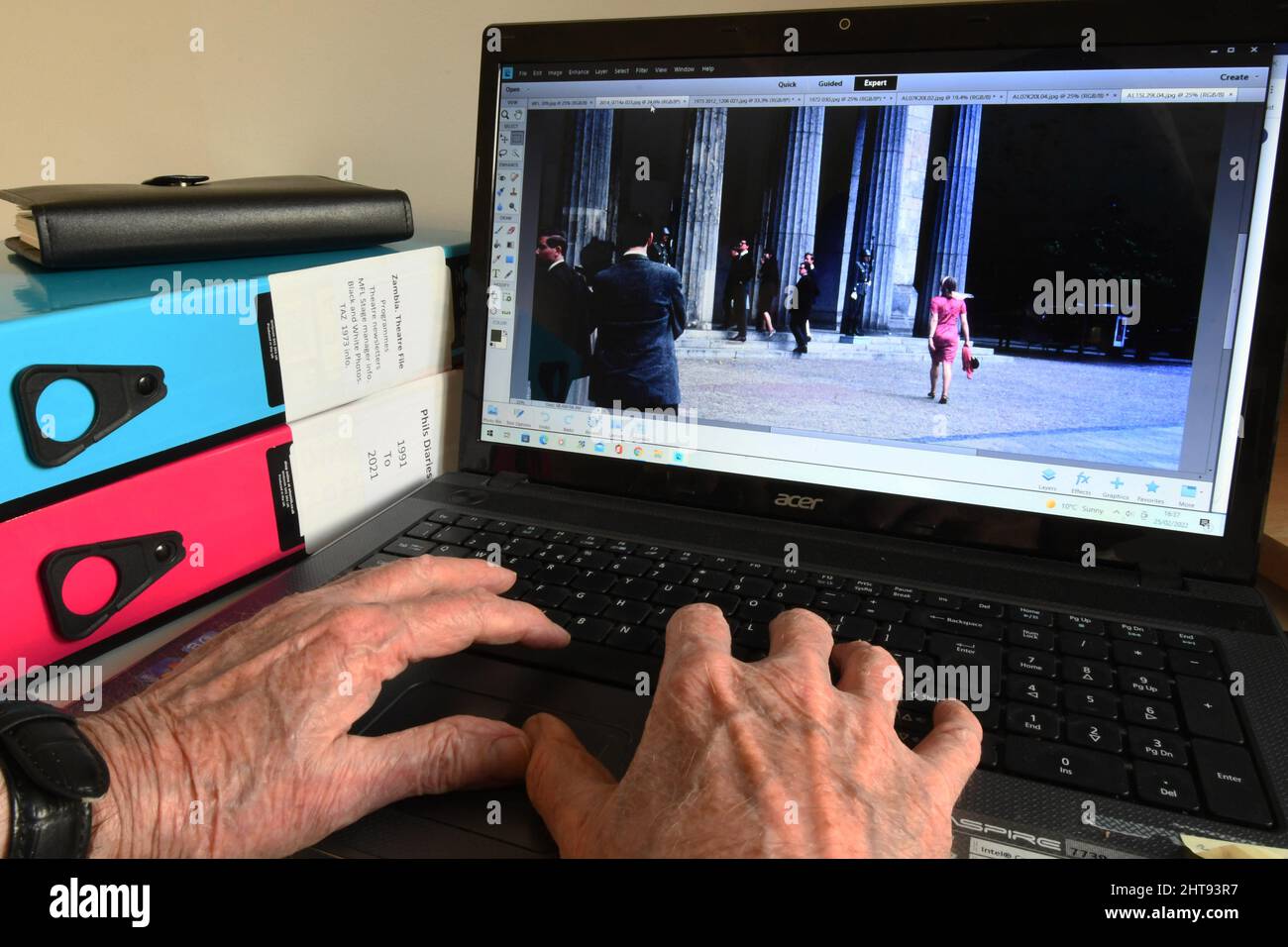 Alte Hände an einer Computertastatur, die Bilder finden, um angenehme Erinnerungen auszulösen, wenn man älter wird.Besuch der Neuen Wache ein Denkmal für die Opfer von FAS Stockfoto