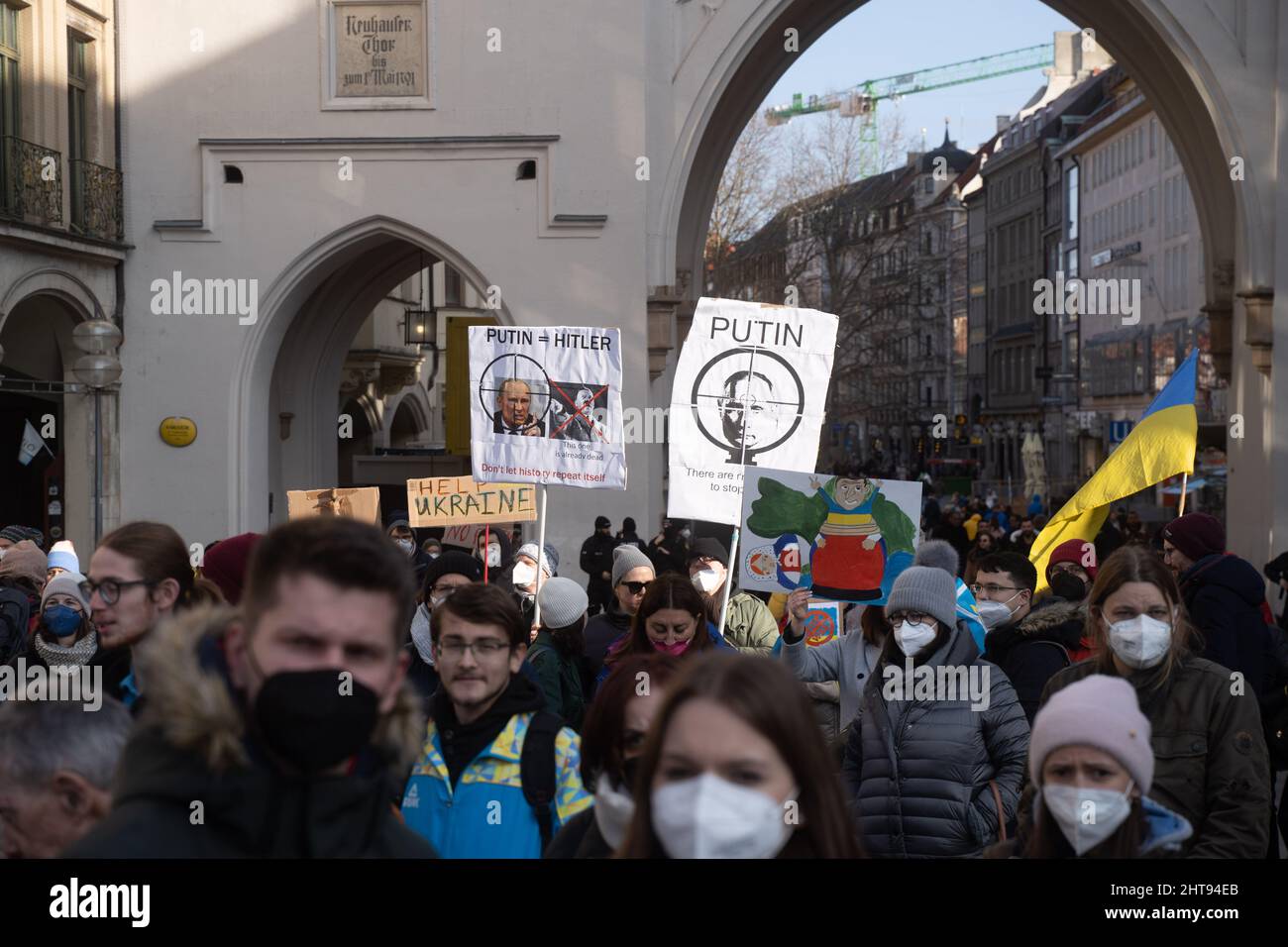 München, Deutschland. 27.. Februar 2022. Teilnehmer mit Schilder. Am 26. Februar 2022 versammelten sich Hunderte von Teilnehmern im Stachus in München, um ihre Solidarität mit der Ukraine zu zeigen. Die Demonstranten forderten den sofortigen Abzug der russischen Truppen, eine politische Lösung des Konflikts, die Unterstützung der deutschen Regierung und sofortige Sanktionen gegen Russland. Die Demo wurde von Menschen aus Weißrussland organisiert. (Foto: Alexander Pohl/Sipa USA) Quelle: SIPA USA/Alamy Live News Stockfoto