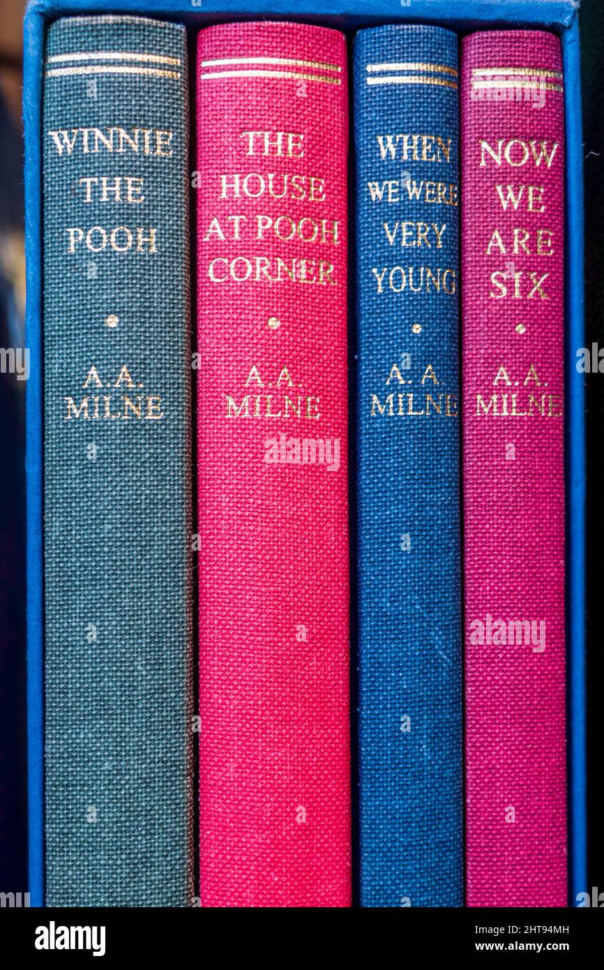 Sammlung von Büchern von „Winnie-the-Pooh“, Methuen Collectors Edition 1999, von A. A. A. Milne in einem Buchladen-Fenster. Stockfoto