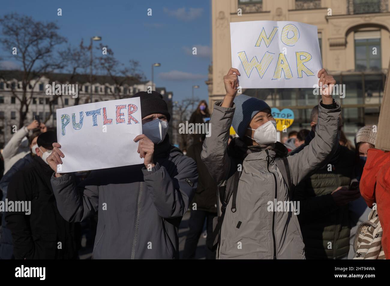 München, Deutschland. 27.. Februar 2022. Teilnehmer mit Schilder. Am 26. Februar 2022 versammelten sich Hunderte von Teilnehmern im Stachus in München, um ihre Solidarität mit der Ukraine zu zeigen. Die Demonstranten forderten den sofortigen Abzug der russischen Truppen, eine politische Lösung des Konflikts, die Unterstützung der deutschen Regierung und sofortige Sanktionen gegen Russland. Die Demo wurde von Menschen aus Weißrussland organisiert. (Foto: Alexander Pohl/Sipa USA) Quelle: SIPA USA/Alamy Live News Stockfoto