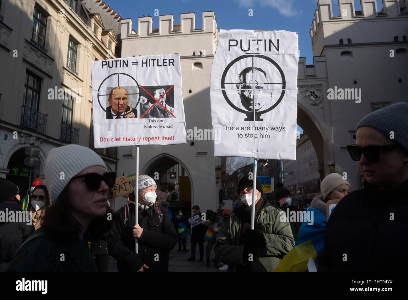 München, Deutschland. 27.. Februar 2022. Teilnehmer mit Schilder. Am 26. Februar 2022 versammelten sich Hunderte von Teilnehmern im Stachus in München, um ihre Solidarität mit der Ukraine zu zeigen. Die Demonstranten forderten den sofortigen Abzug der russischen Truppen, eine politische Lösung des Konflikts, die Unterstützung der deutschen Regierung und sofortige Sanktionen gegen Russland. Die Demo wurde von Menschen aus Weißrussland organisiert. (Foto: Alexander Pohl/Sipa USA) Quelle: SIPA USA/Alamy Live News Stockfoto