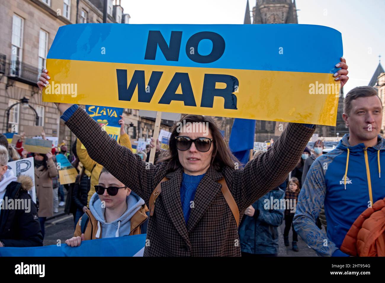 Junge Frau protestiert gegen die russische Invasion in der Ukraine. 27.. Februar 2022, Edinburgh, Schottland, Großbritannien. Stockfoto